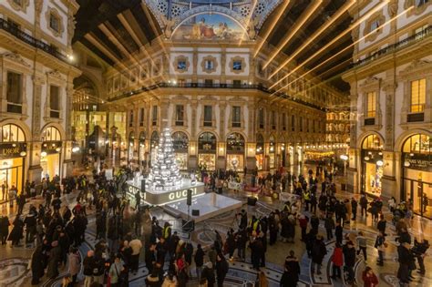 accensione albero gucci|Galleria, si accende l'albero di Natale di Gucci (che già divide i .